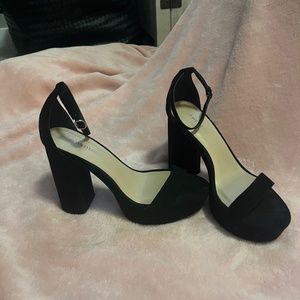 Women’s black  high heel dress shoes